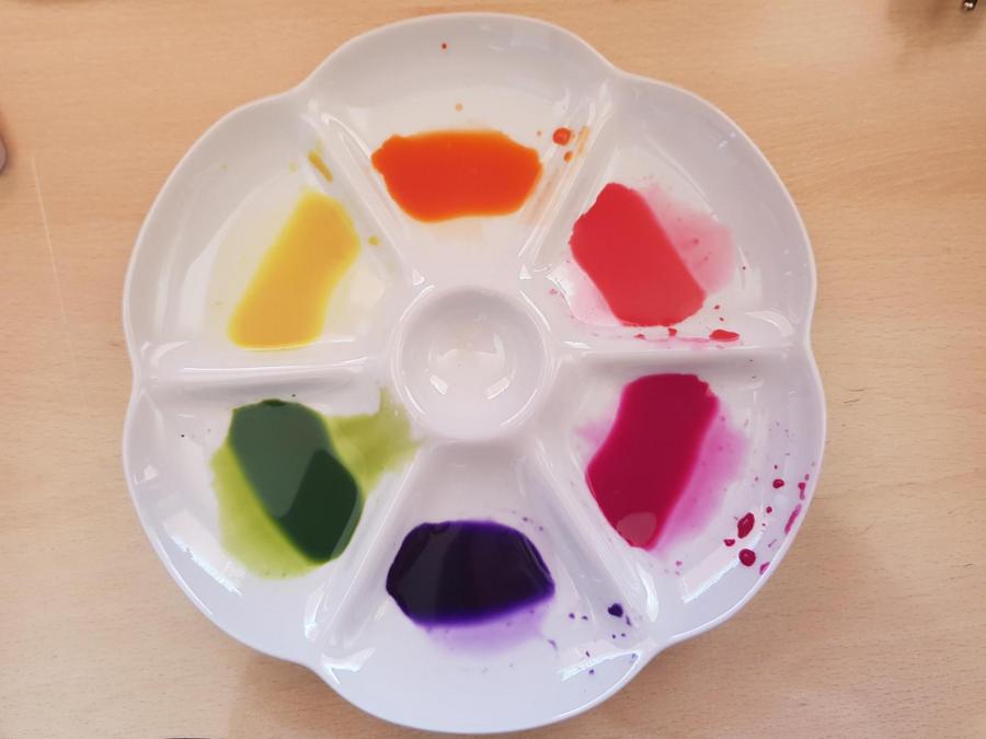 Assiette avec peinture
